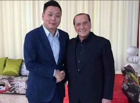 场脱衣秀功夫，紧身T恤凸显健硕肌肉。