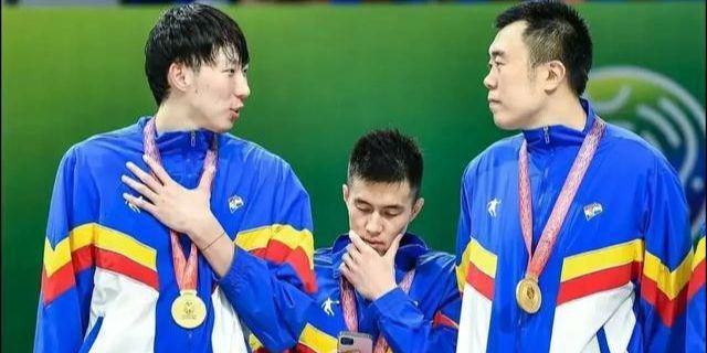 长发飘飘的她站在湖泊边上，四十五度仰望天空变身“文艺君”。