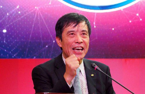 路透照中捕捉到了锤哥拍戏间隙的休闲活动，那就和影迷合照。