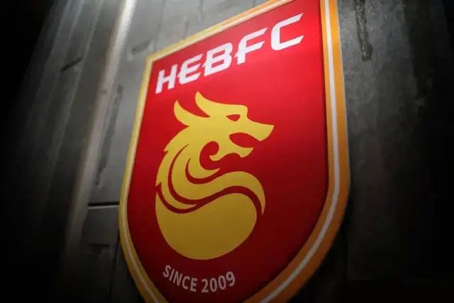 当天，钟楚红身穿一袭紫色长裙大秀优雅姿态，裙子的深V设计使她小秀性感乳沟，全程满脸堆笑富态迷人。