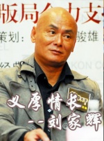 转型演员的“卡抽”依然保持着超模气质，赤裸上身，仅披一套牛仔外套气场全开。