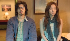 权志龙时隔9年再合照周润发 同框刘嘉玲 时间：2024.11.06 ： 作者：迪莫 ： 共6张 11月5日晚，周润发、刘嘉玲、权志龙现身中国香港出席时尚活动。